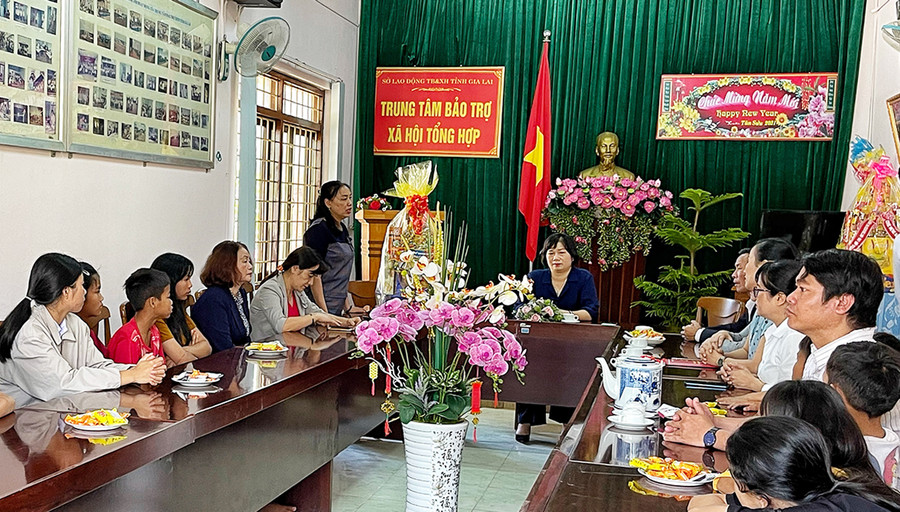 Bí thư Đảng ủy Khối các Cơ quan và Doanh nghiệp tỉnh Phạm Thị Tố Hải cùng đoàn công tác thăm, chúc Tết Trung tâm Bảo trợ xã hội tổng hợp tỉnh. Ảnh: Hoàng Ngọc Bí thư Đảng ủy Khối Phạm Thị Tố Hải thăm, chúc Tết Trung tâm Bảo trợ xã hội tổng hợp tỉnh. Ảnh: Hoàng Ngọc