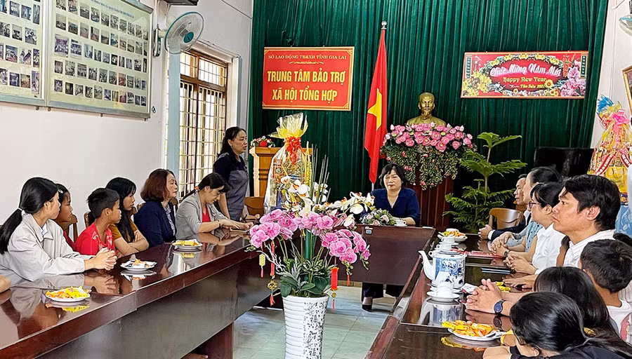 Bí thư Đảng ủy Khối Phạm Thị Tố Hải thăm, chúc Tết Trung tâm Bảo trợ xã hội tổng hợp tỉnh. Ảnh: Hoàng Ngọc