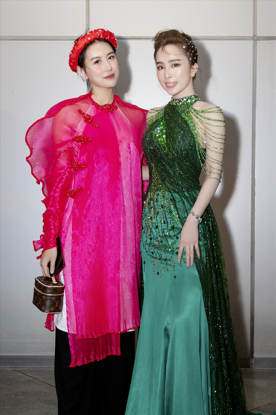 Quỳnh Nga hội ngộ với nhiều nghệ sĩ thân thiết. Cô có dịp “đọ dáng” cùng hotgirl Hà Lade. Hà Lade diện áo dài cách tân sắc hồng rực rỡ khá bắt mắt. Ảnh: Tiên Nguyễn