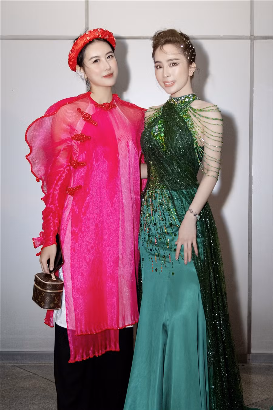 Quỳnh Nga hội ngộ với nhiều nghệ sĩ thân thiết. Cô có dịp “đọ dáng” cùng hotgirl Hà Lade. Hà Lade diện áo dài cách tân sắc hồng rực rỡ khá bắt mắt. Ảnh: Tiên Nguyễn