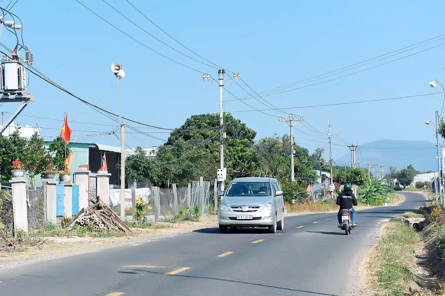 Đường từ trung tâm xã Yang trung đến trung tâm huyện Kông chro được nhựa hóa, đảm bảo ô tô đi lại thuận tiện quanh năm đã đáp ứng nhu cầu đi lại, giao thương hàng hóa của nhân dân.