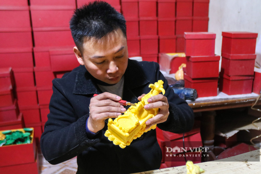  Bên cạnh đó, không thể thiếu là những chồng lúa xếp đầy cao ngất, hiện diện cho mùa màng bội thu, và anh thường gọi chúng với cái tên dân dã là quả lúa, chữ quả trong thành quả, ứng với sự thành công sau những nỗ lực, kiên trì.