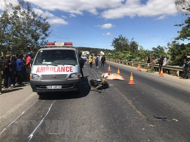 Lực lượng y tế có mặt tại hiện trường vụ tai nạn. (Ảnh: Khoa Chương/TTXVN)