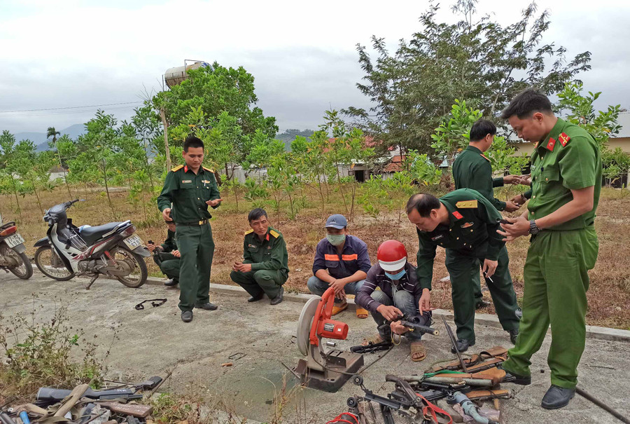 Lực lượng chức năng giám sát quá trình tiêu hủy. Ảnh: Lê Anh