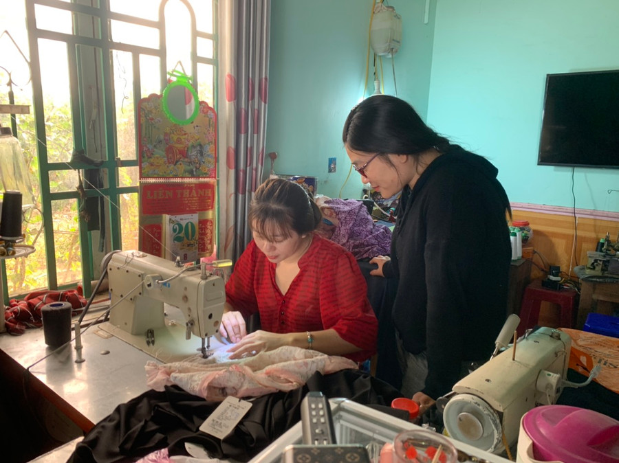 Chị Nguyễn Thị Hương (bìa trái; thôn 1, xã Pờ Tó, huyện Ia Pa) đã mở được tiệm may nhờ nguồn vốn vay từ tổ tiết kiệm góp vốn xoay vòng. Ảnh: Vũ Chi