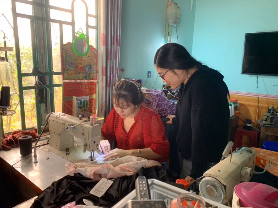 Chị Nguyễn Thị Hương (bìa trái; thôn 1, xã Pờ Tó, huyện Ia Pa) đã mở được tiệm may nhờ nguồn vốn vay từ tổ tiết kiệm góp vốn xoay vòng. Ảnh: Vũ Chi