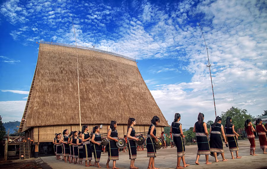 Người dân làng Kon Sơ Lah (xã Hà Tây, huyện Chư Păh) biểu diễn cồng chiêng. Ảnh: Nguyễn Linh Vinh Quốc