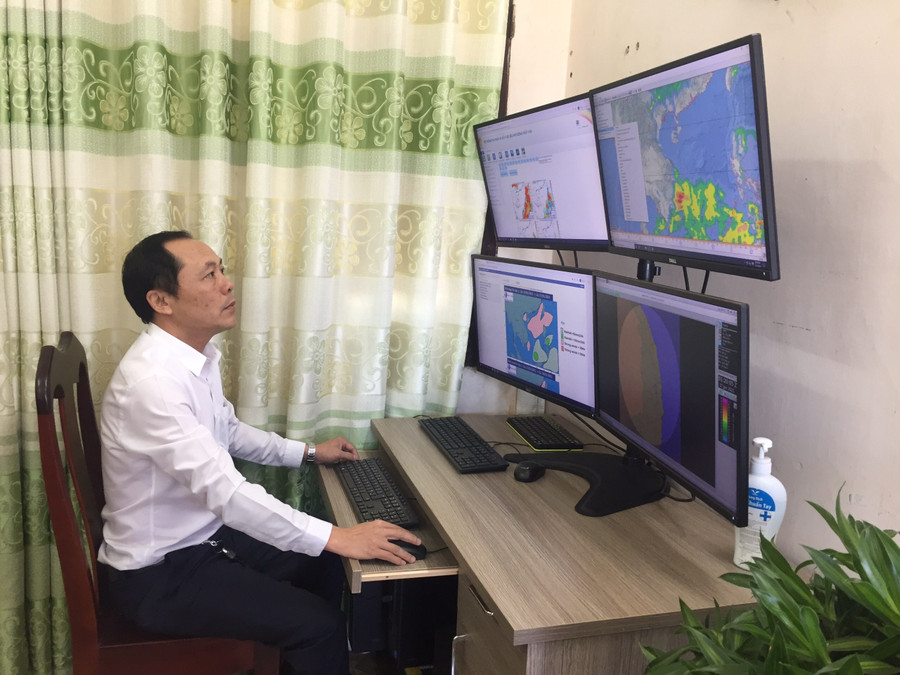 Ông Nguyễn Văn Huấn đang theo dõi diễn biến không khí lạnh. Ảnh: Nguyễn Diệp