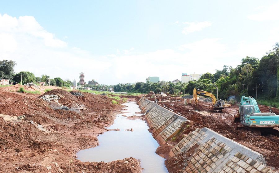 Các đơn vị thi công đẩy nhanh tiến độ hoàn thành Dự án kè chống sạt lở suối Hội Phú. Ảnh: Minh Nguyễn 4-Các đơn vị thi công đẩy nhanh tiến độ hoàn thành dự án Kè chống sạt lở suối Hội Phú