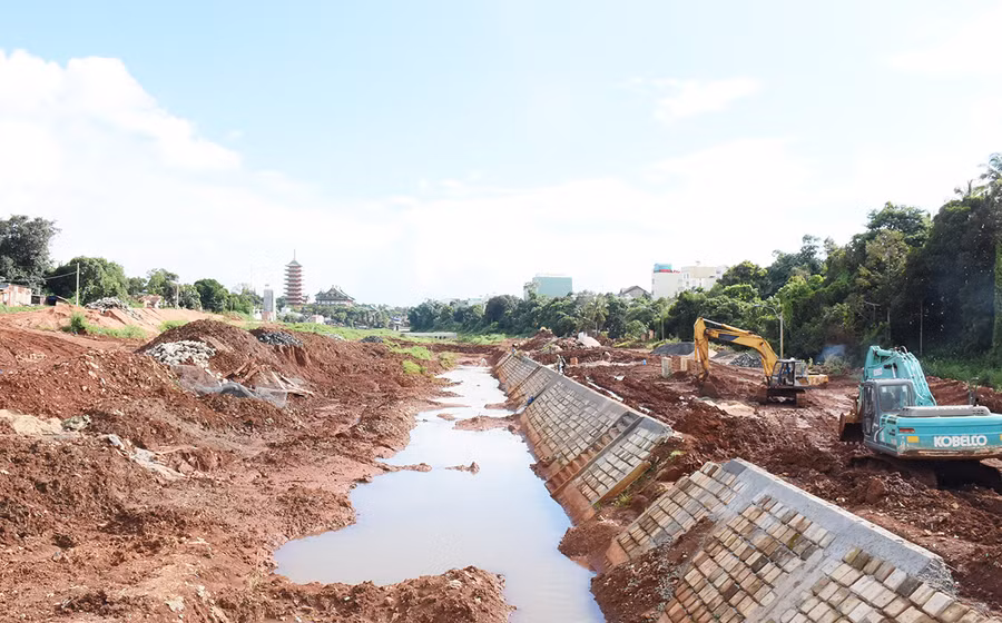 4-Các đơn vị thi công đẩy nhanh tiến độ hoàn thành dự án Kè chống sạt lở suối Hội Phú