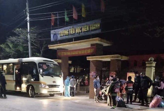 Học sinh lớp 4B tại trường Tiểu học Hiến Thành được đưa đi cách ly trong đêm - Ảnh: CTV.