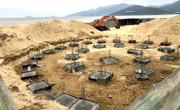 Chủ đầu tư triển khai thi công dự án Seasand trên bãi biển Quy Nhơn (Bình Định) không có giấy phép xây dựng. (Ảnh: Nguyên Linh/TTXVN)
