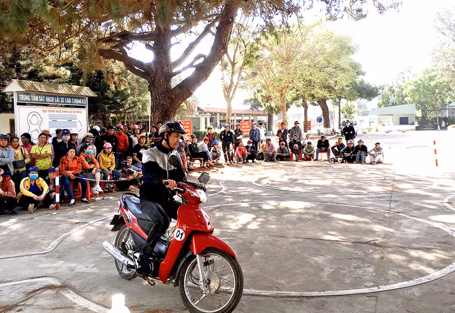 Sát hạch lái xe mô tô ở Trung tâm Đào tạo nghề tại Gia Lai-Trường Cao đẳng Nghề số 5 (Bộ Quốc phòng). Ảnh: Lê Hòa