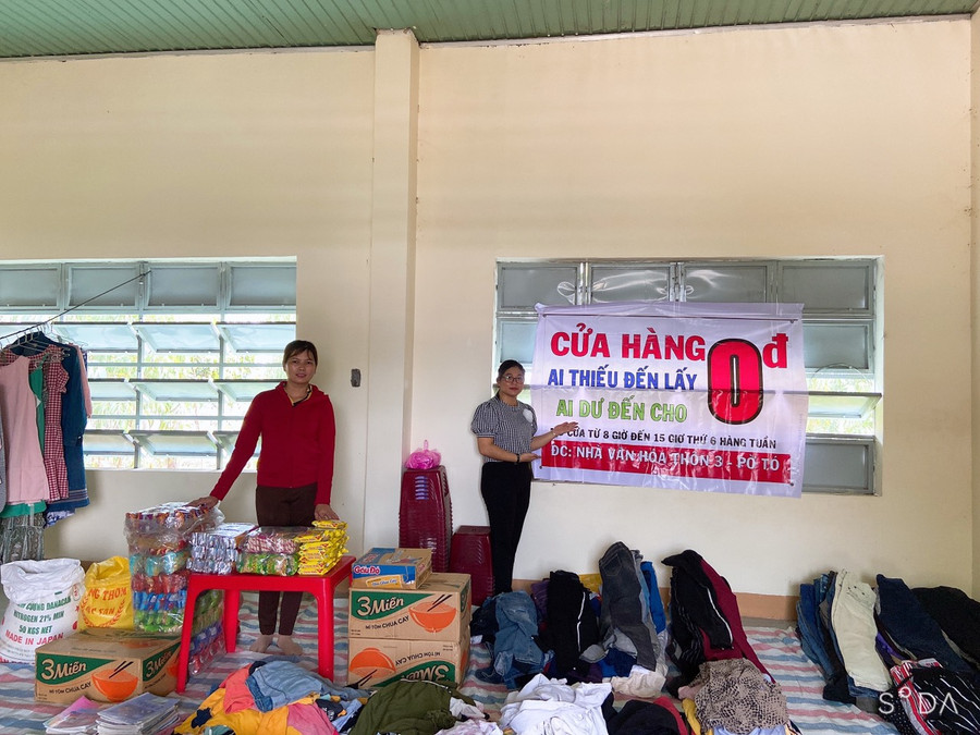 Cửa hàng 0 đồng (thôn 3, xã Pờ Tó) gồm nhiều mặt hàng từ quần áo, sách vở, dày dép và các nhu yếu phẩm cần thiết. Ảnh.Vũ Chi
