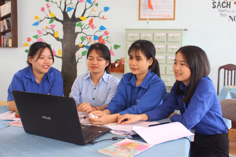 Các em học sinh Trường THPT Trường Chinh (huyện Chư Sê) thực hiện công đoạn ghi âm file mềm song ngữ Việt-Jrai và Việt-Bahnar. Ảnh: Phan Lài