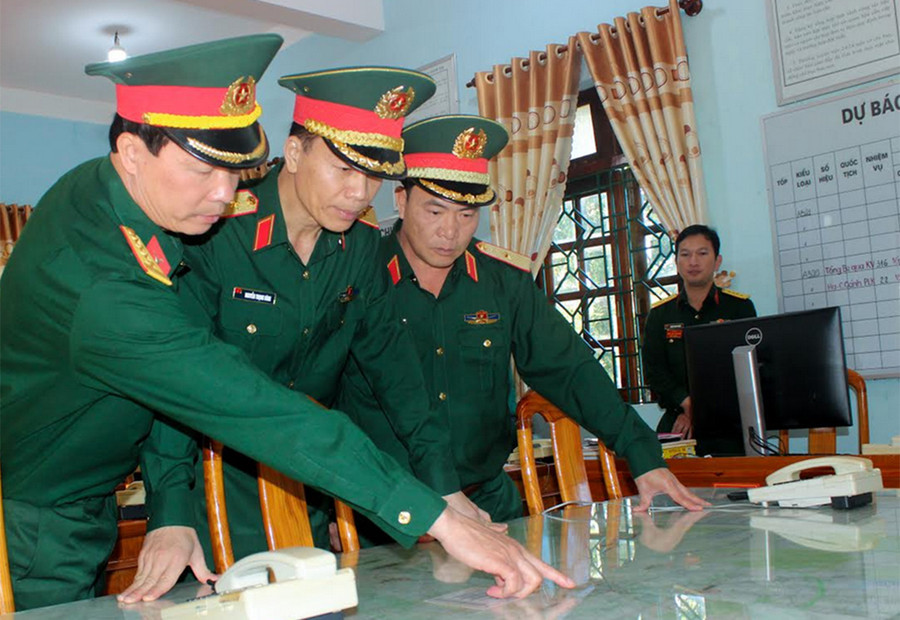  Trung tướng Nguyễn Trọng Bình kiểm tra công tác sẵn sàng chiến đấu tại Lữ đoàn Pháo Phòng không 234. Ảnh: Nguyễn Anh Sơn