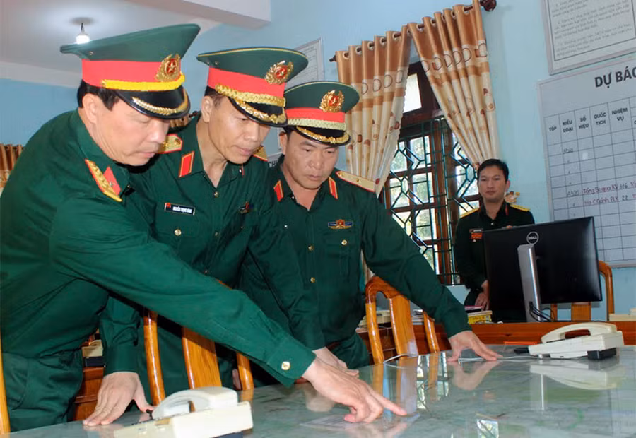  Trung tướng Nguyễn Trọng Bình kiểm tra công tác sẵn sàng chiến đấu tại Lữ đoàn Pháo Phòng không 234. Ảnh: Nguyễn Anh Sơn