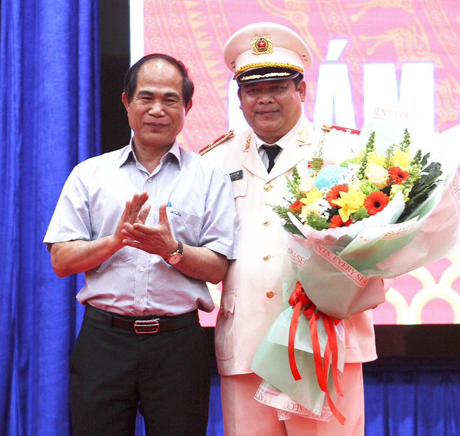  Đồng chí Võ Ngọc Thành-Phó Bí thư Tỉnh ủy, Chủ tịch UBND tỉnh thay mặt Thường trực Tỉnh ủy chúc mừng Thiếu tướng Rah Lan Lâm. Ảnh: Văn Ngọc