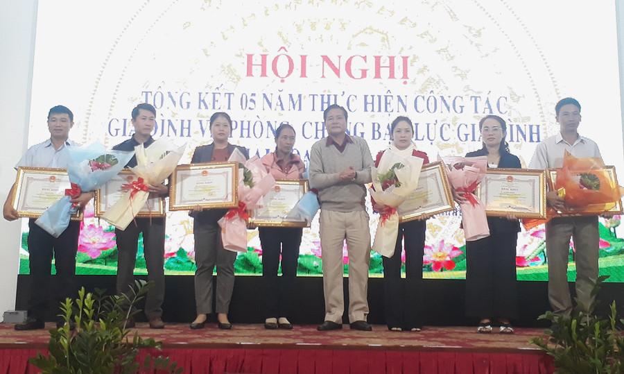 Ông Trần Ngọc Nhung-Giám đốc Sở Văn hóa-Thể thao và Du lịch trao bằng khen của Chủ tịch UBND tỉnh cho các cá nhân có thành tích xuất sắc. Ảnh: Phương Duyên  Ông Trần Ngọc Nhung-Giám đốc Sở Văn hoa-Thể thao và Du lịch tặng Bằng khen của Chủ tịch UBND tỉnh cho các cá nhân có thành tích xuất sắc. Phương Duyên