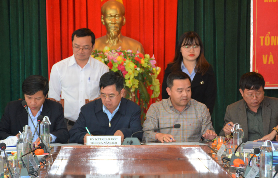  Các đơn vị ký trong khối kết giao ước thi đua năm 2021. Ảnh: Hà Đức Thành