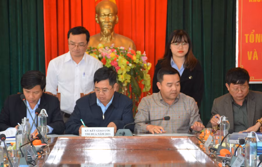  Các đơn vị ký trong khối kết giao ước thi đua năm 2021. Ảnh: Hà Đức Thành