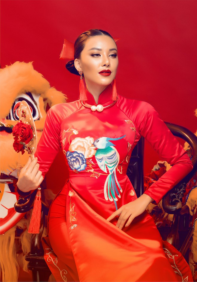 Trong bộ ảnh áo dài xuân lần này, không chỉ có vóc dáng thon gọn, Kim Duyên còn khiến người hâm mộ bất ngờ bởi biểu cảm sắc lạnh và nhan sắc thăng hạng của mình ẢNH: DI DƯƠNG