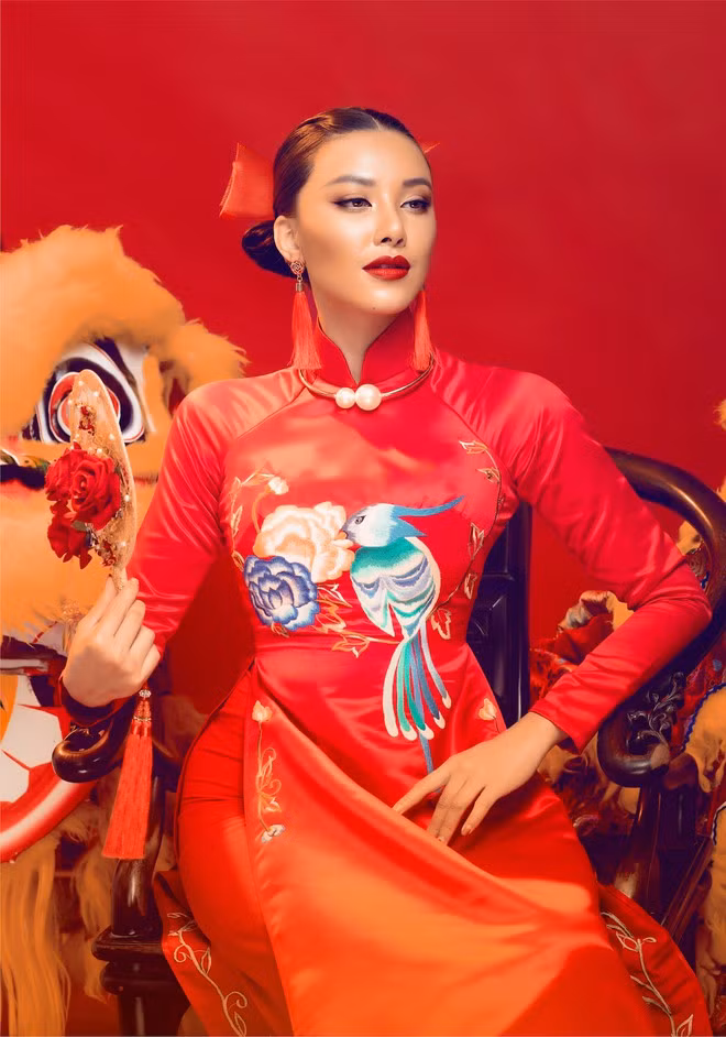 Trong bộ ảnh áo dài xuân lần này, không chỉ có vóc dáng thon gọn, Kim Duyên còn khiến người hâm mộ bất ngờ bởi biểu cảm sắc lạnh và nhan sắc thăng hạng của mình ẢNH: DI DƯƠNG