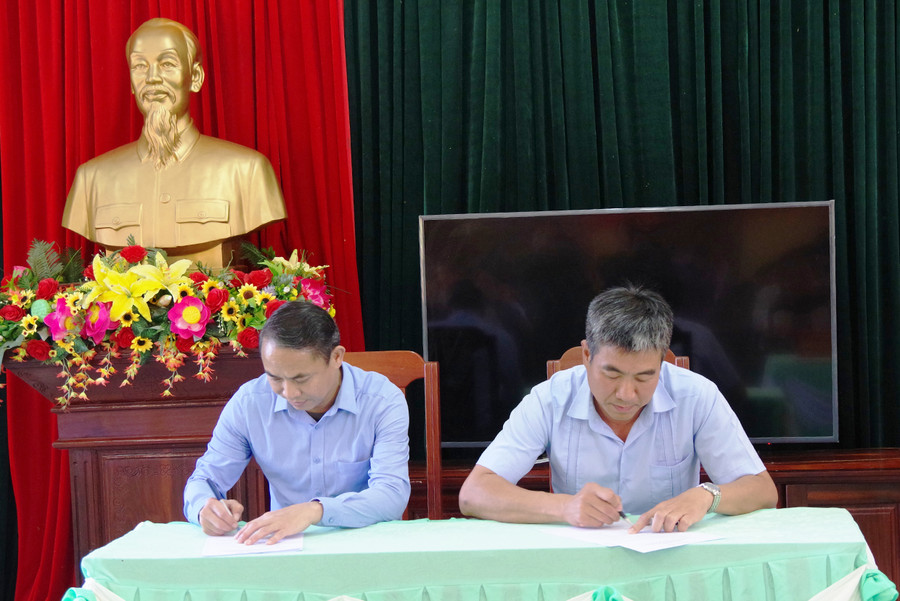  Ký biên bản tiếp nhận bản đồ. Ảnh: Vĩnh Hoàng