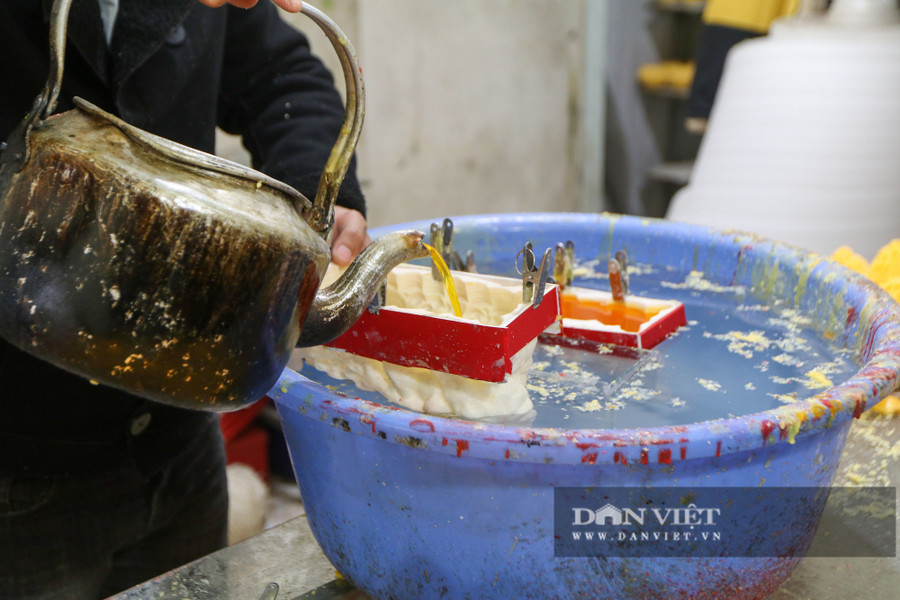 "Có 5 công đoạn để sản xuất ra nến trâu là lên ý tưởng sản phẩm, chế tạo khuôn, đổ khuôn nến, làm khô và trang trí. Trong đó, 2 khâu đầu do tôi trực tiếp đảm nhiệm, vì đây là công thức gia truyền", anh nói.