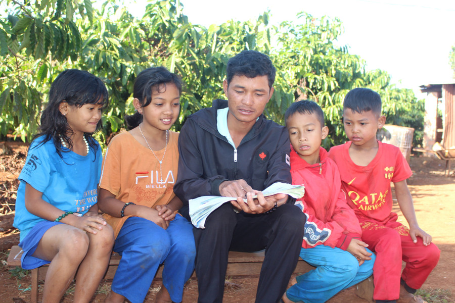 25-1 Anh A Ngam (ở giữa) luôn gần gũi, trò chuyện để các em học sinh gắn bó hơn với lớp học miễn phí. Ảnh P.L