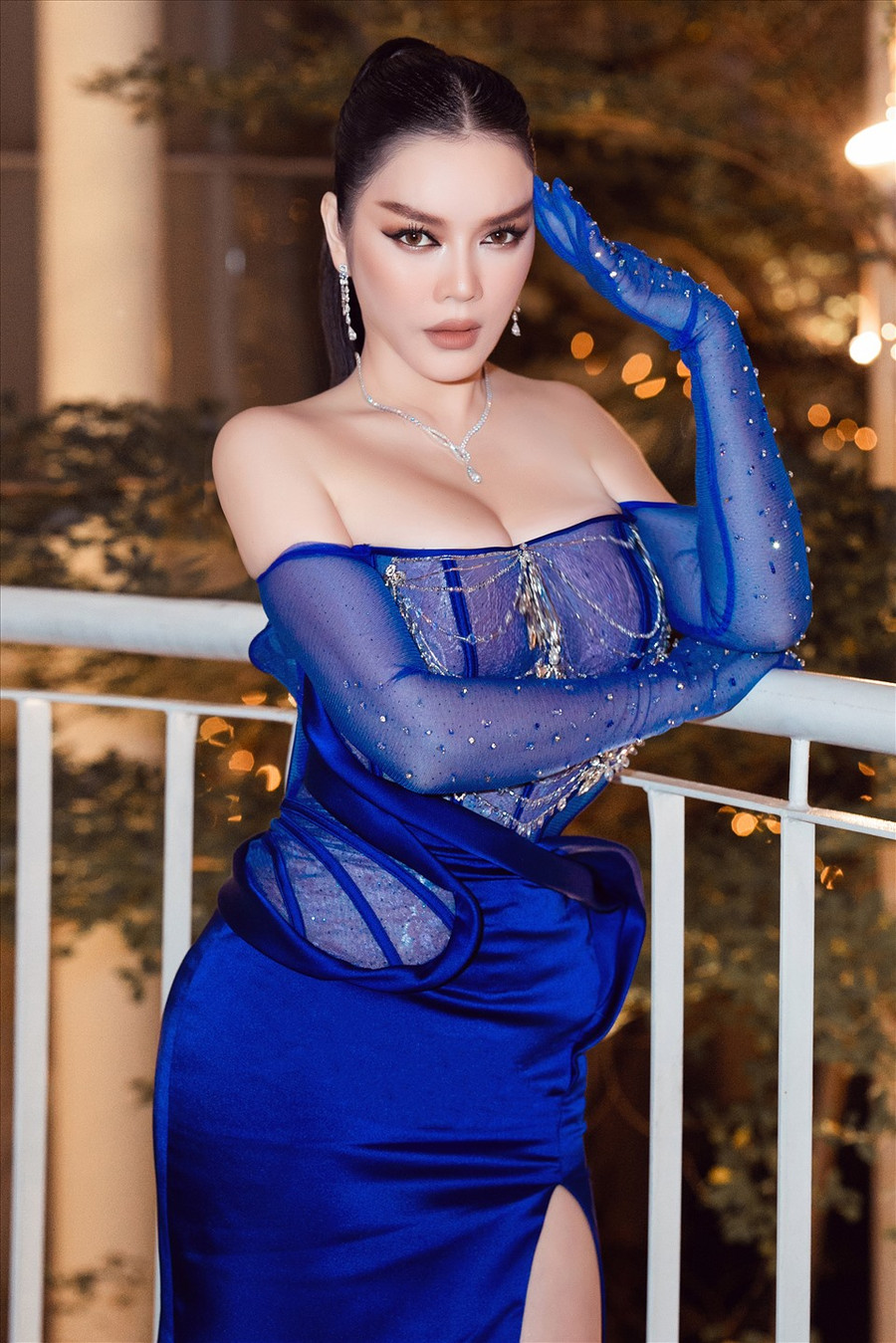 Bên cạnh đó, thiết kế phần tay cầu kỳ cũng giúp cho mỹ nhân không tuổi của làng giải trí Việt tự tin hơn khi tạo dáng trước ống kính. Ảnh: Linh Phạm