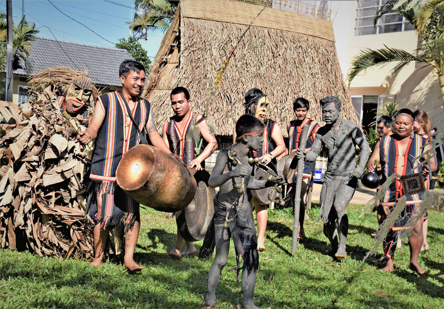 Đội cồng chiêng thanh-thiếu niên làng Pleiku Roh (phường Yên Đổ, TP. Pleiku) biểu diễn tại Tuần lễ Văn hóa-Du lịch TP. Pleiku năm 2020. Ảnh: Nhật Hào