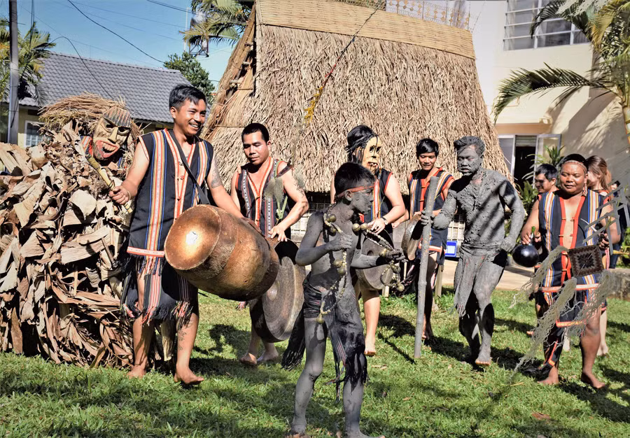 Đội cồng chiêng thanh-thiếu niên làng Pleiku Roh (phường Yên Đổ, TP. Pleiku) biểu diễn tại Tuần lễ Văn hóa-Du lịch TP. Pleiku năm 2020. Ảnh: Nhật Hào