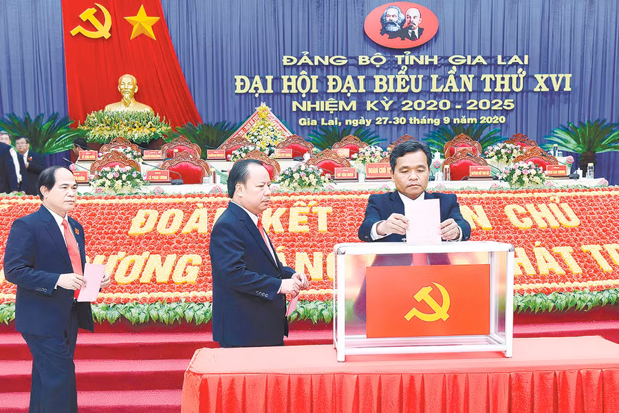  Đoàn Chủ tịch Đại hội bỏ phiếu bầu Ban Chấp hành Đảng bộ tỉnh nhiệm kỳ 2020-2025. Ảnh: Đức Thụy