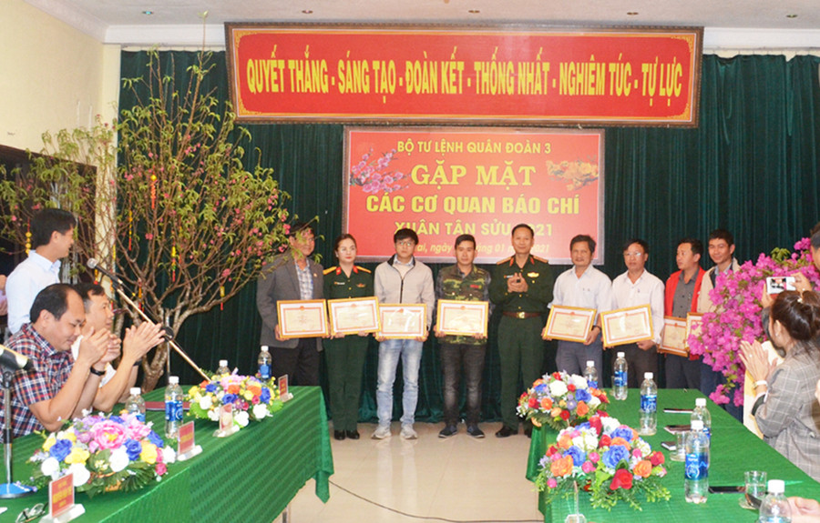 Chính ủy Quân đoàn 3 tặng bằng khen cho các phóng viên. Ảnh: Vĩnh Hoàng Chính ủy Quân đoàn 3, tặng bằng khen cho các phóng viên. Ảnh: Vĩnh Hoàng