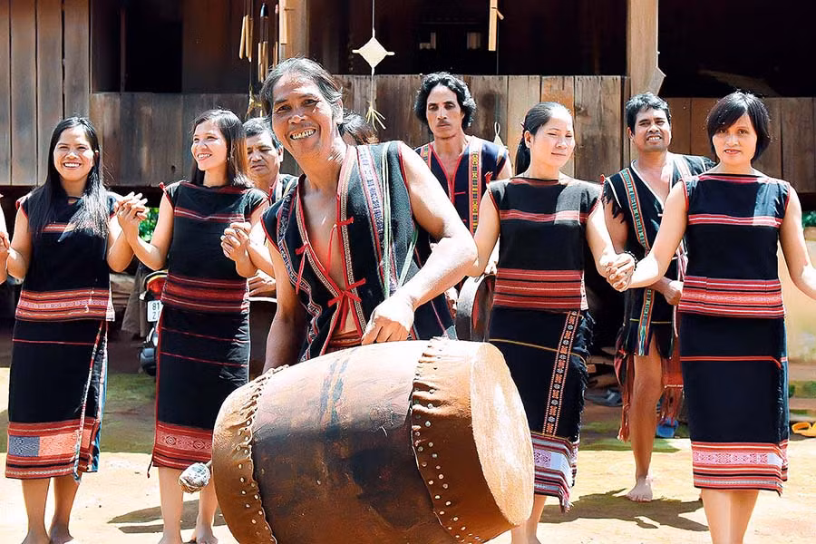 Nghệ nhân Ưu tú Rơ Châm Hmút (người đánh trống) và các nghệ nhân ở làng. Ảnh: Đức Thụy