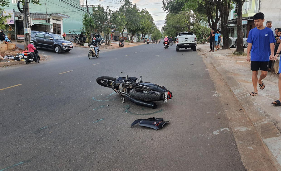  Xe mô tô bị hư hỏng nặng. Ảnh: Hà Phương