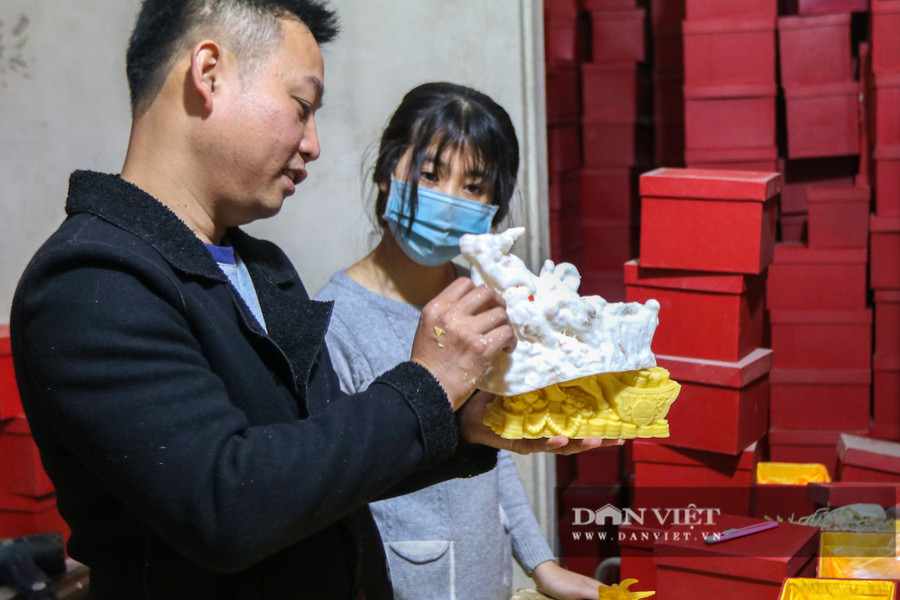 Theo tiết lộ, khuôn đổ nến được anh Thông chế tạo bằng chất dẻo có khắc hình ảnh con vật. Nhờ đó, thợ chỉ cần đổ nến theo cách thức, quy trình là có thể ra sản phẩm.