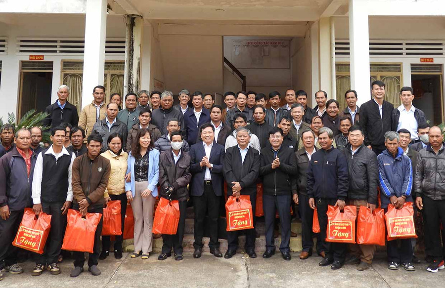 Lãnh đạo UBND và Ủy ban MTTQ Việt Nam huyện Đak Đoa tặng quà Tết, chụp hình lưu niệm với đại biểu chức việc các tôn giáo. Ảnh: Thanh Nhật Lãnh đạo UBND và Ủy ban MTTQ Việt Nam huyện Đak Đoa tặng quà tết, chụp hình lưu niệm với toàn thể đại biểu chức việc các tôn giáo. Ảnh: Thanh Nhật