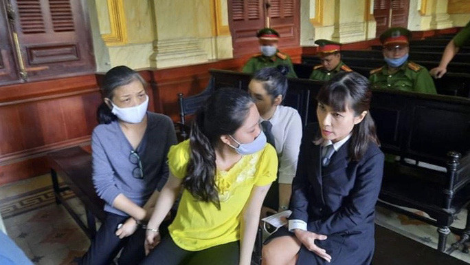  Các bị cáo trao đổi với luật sư trước khi HĐXX làm việc