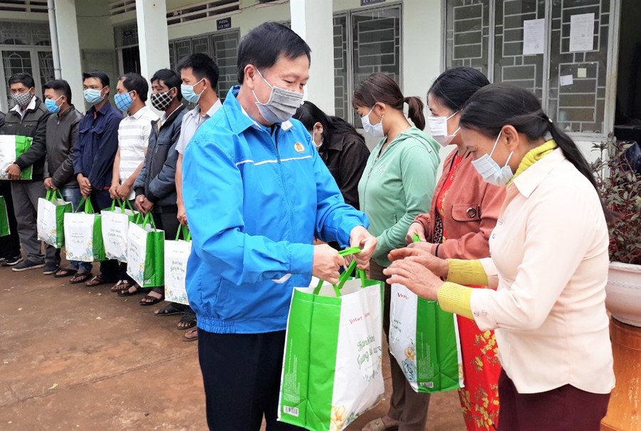 Ông Nguyễn Ngọc Minh-Phó Chủ tịch Thường trực LĐLĐ tỉnh tặng quà đoàn viên Công đoàn và người lao động có hoàn cảnh khó khăn huyện Đak Đoa. Ảnh: Đinh Yến Ông Nguyễn Ngọc Minh-Phó Chủ tịch Thường trực LĐLĐ tỉnh tặng quà đoàn viên Công đoàn và người lao động có hoàn cảnh khó khăn huyện Đak Đoa. Ảnh: Đinh Yến