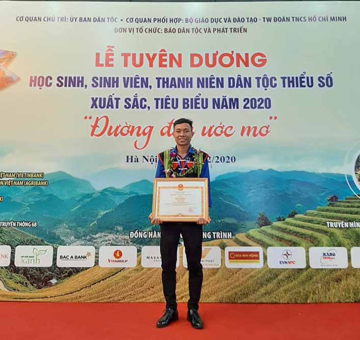 Anh Rmah Mich nhận bằng khen của Ủy ban Dân tộc tại lễ tuyên dương học sinh, sinh viên, thanh niên dân tộc thiểu số xuất sắc, tiêu biểu năm 2020. Ảnh: Phan Lài