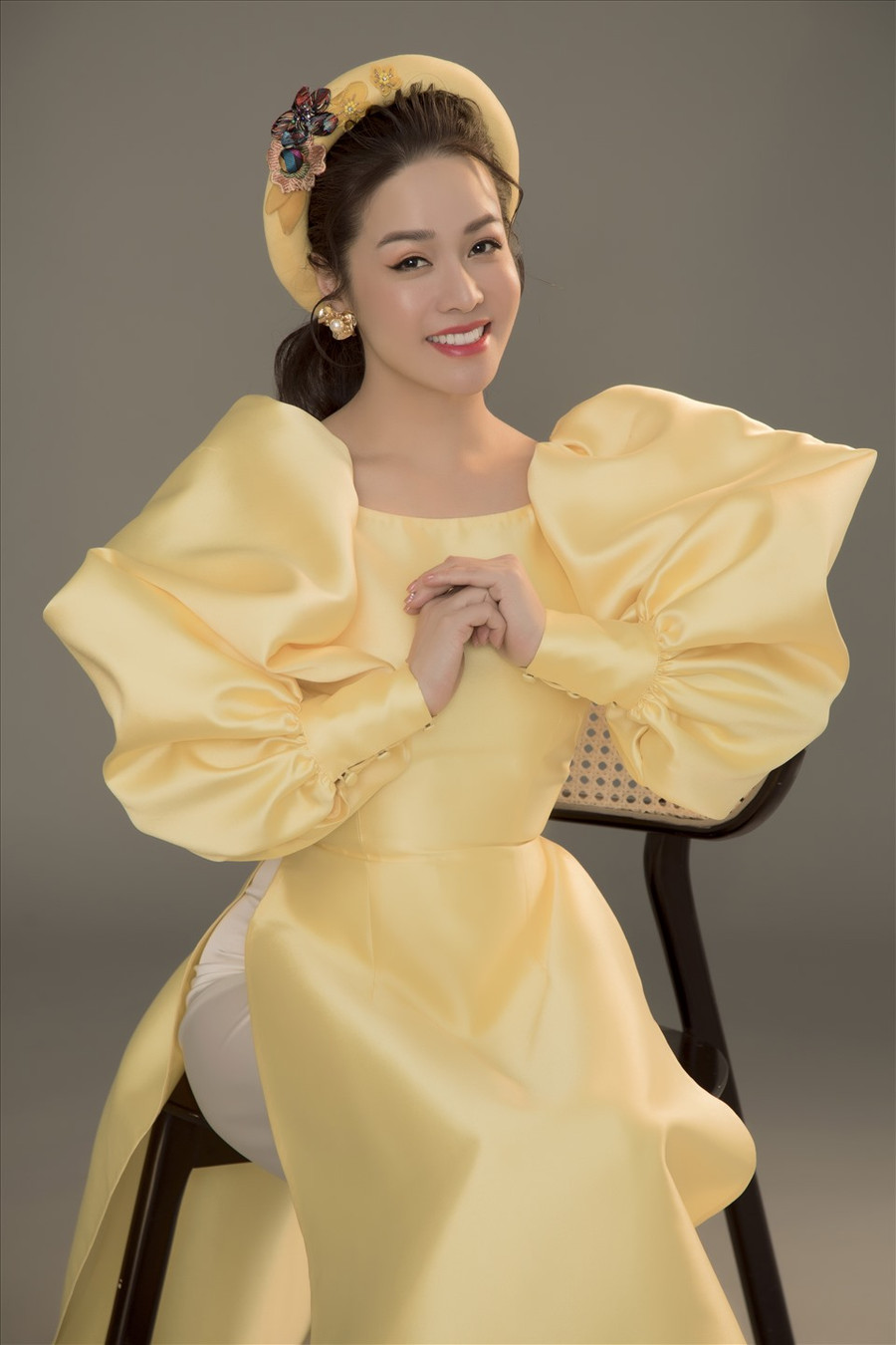 Nhật Kim Anh nổi tiếng với hàng loạt vai diễn trong: Tiếng sét trong mưa, Vua bánh mì bản Việt... Mới đây, cô tung 4 bộ ảnh trẻ trung với áo dài cách tân đơn sắc.