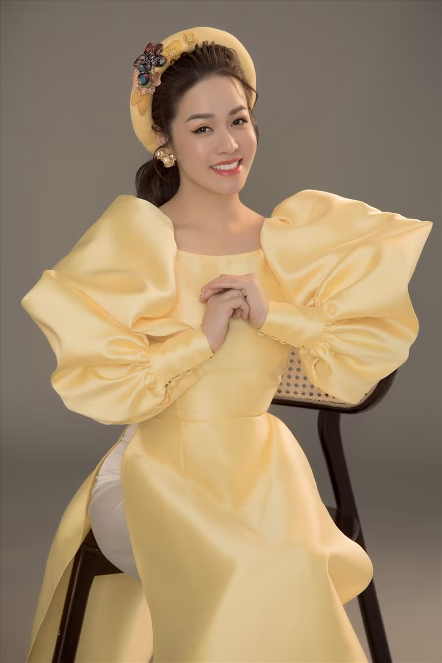 Nhật Kim Anh nổi tiếng với hàng loạt vai diễn trong: Tiếng sét trong mưa, Vua bánh mì bản Việt... Mới đây, cô tung 4 bộ ảnh trẻ trung với áo dài cách tân đơn sắc.