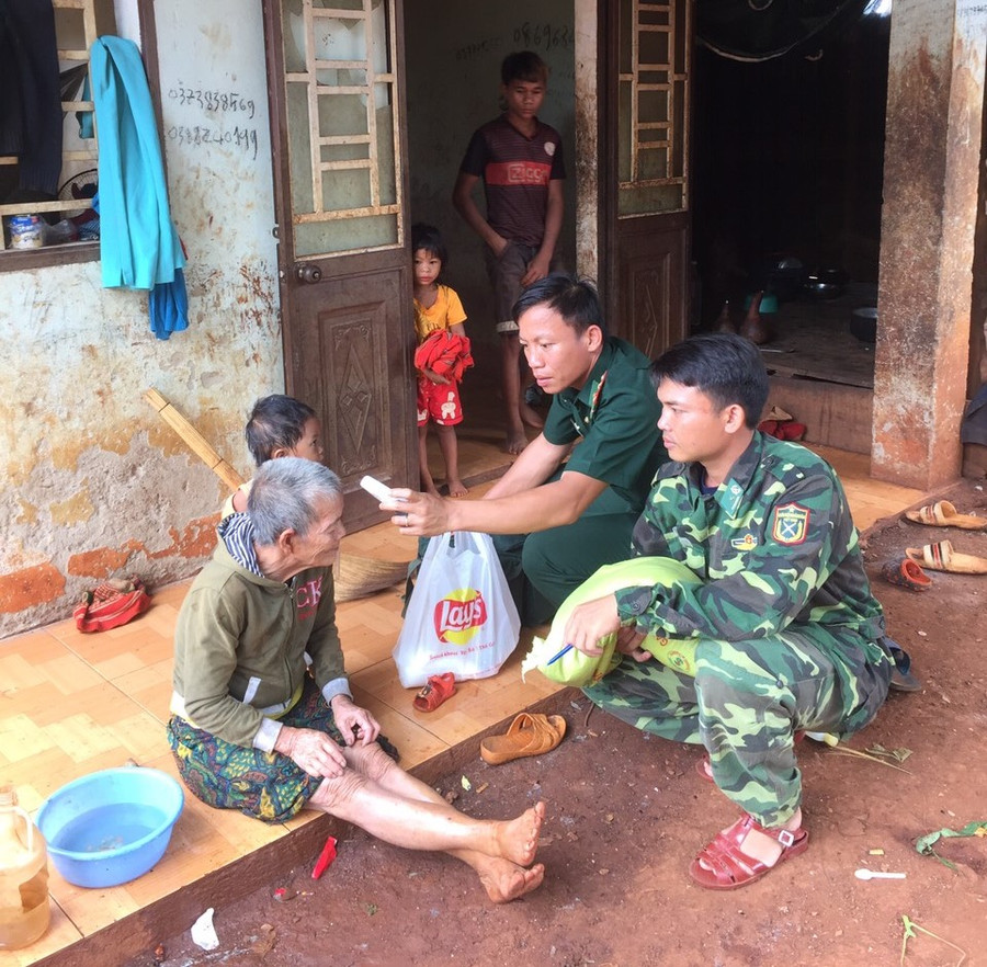 Bộ đội Biên phòng thường xuyên quan tâm thăm hỏi các hộ neo đơn trên địa bàn. Ảnh: Anh Huy Bộ đội Biên phòng thường xuyên quan tâm, thăm hỏi các gia đình nghèo, neo đơn trên địa bàn