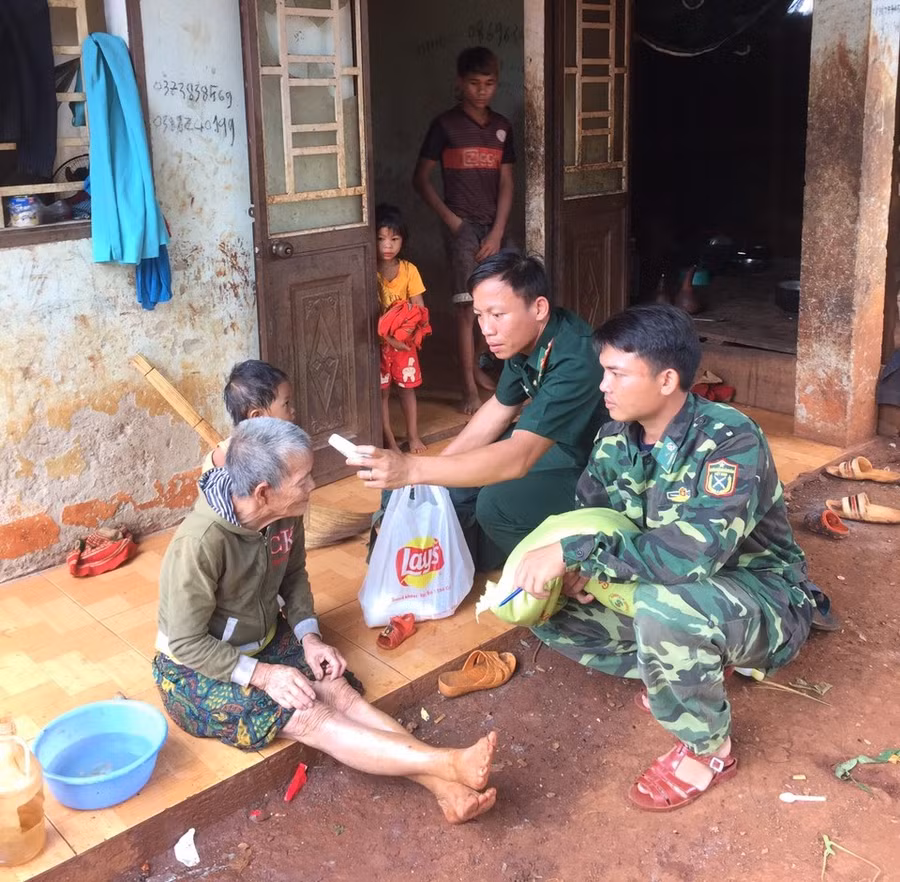Bộ đội Biên phòng thường xuyên quan tâm, thăm hỏi các gia đình nghèo, neo đơn trên địa bàn