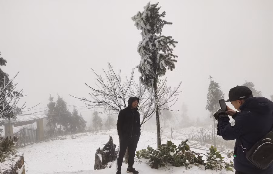 Du khách thích thú chụp ảnh với tuyết ở Y Tý. (Ảnh: Phu Suy Thó)