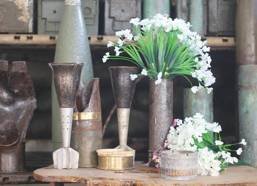 Những mảnh bom thời kỳ kháng chiến chống Mỹ được anh Cai Linh Phương sưu tầm. Ảnh: Thủy Bình Những mảnh bom thời kỳ kháng chiến chống Mỹ được anh Cai Linh Phương sưu tầm. Ảnh: Thủy Bình