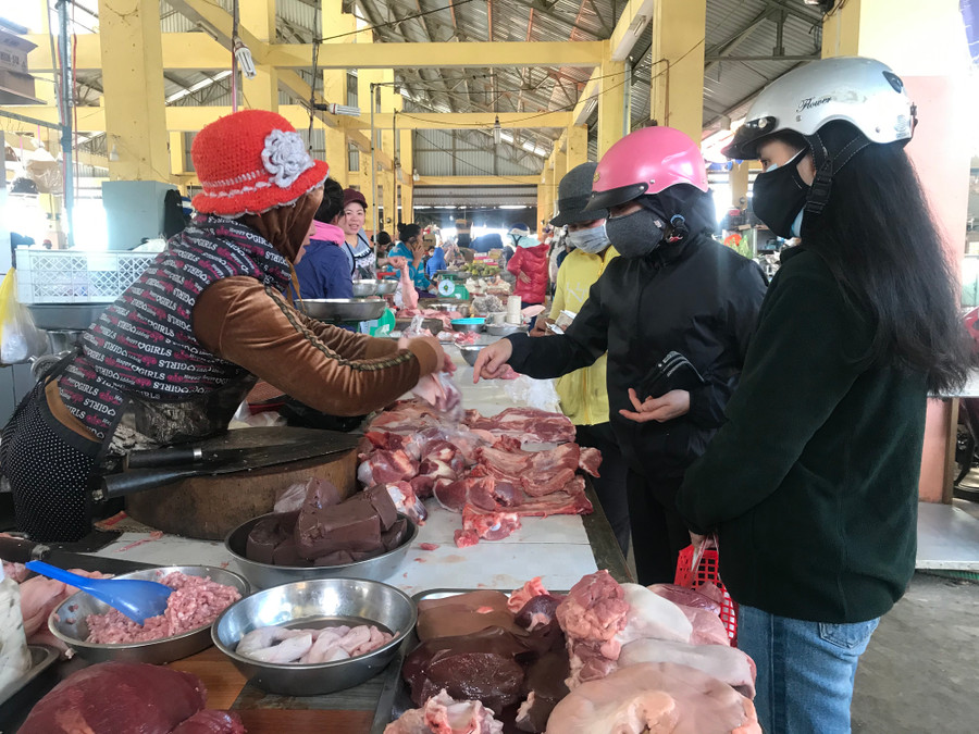 6. Tại chợ Hoa Lư, các quầy thịt, cá đã đông đúc người mua ngay từ sáng sớm.