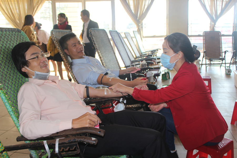 Đoàn viên, thanh niên tham gia hiến máu tình nguyện. Ảnh P.L